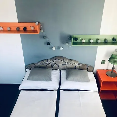 Medencés Apartman * Balatonlelle